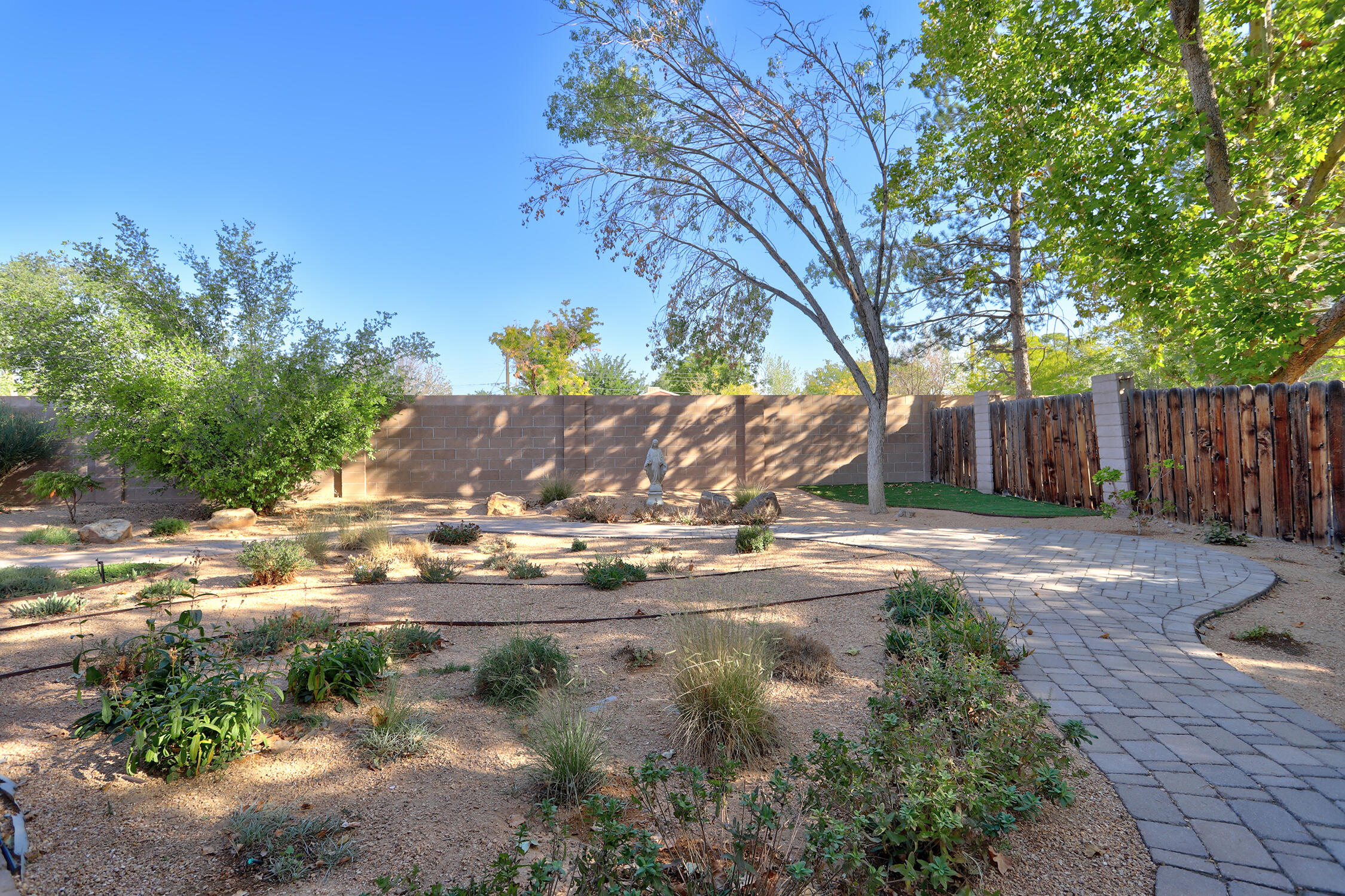 353 La Chamisal Lane, Los Ranchos, New Mexico image 37