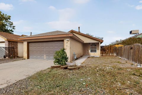 Photo of 2020 Panda Drive SW, Los Lunas, NM 87031 (MLS # 1093860)