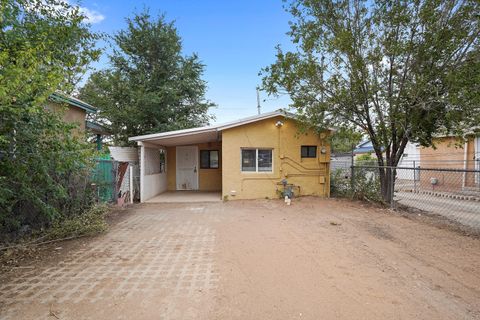 Photo of 1011 EDITH Boulevard NE #A-D, Albuquerque, NM 87102 (MLS # 1091954)