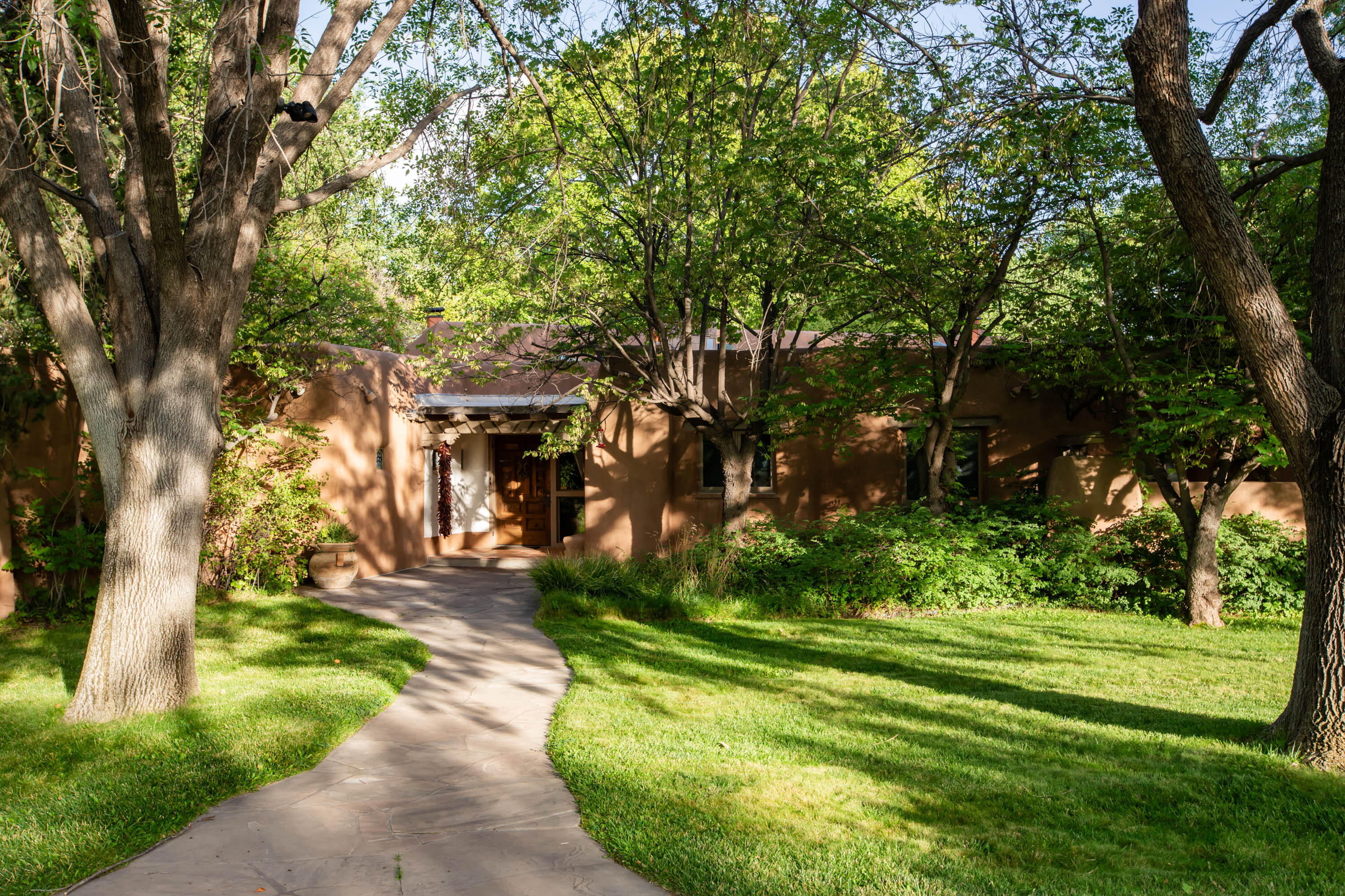 View Los Ranchos, NM 87107 property