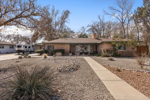 Photo of 810 Solar Road NW, Albuquerque, NM 87107 (MLS # 1098716)