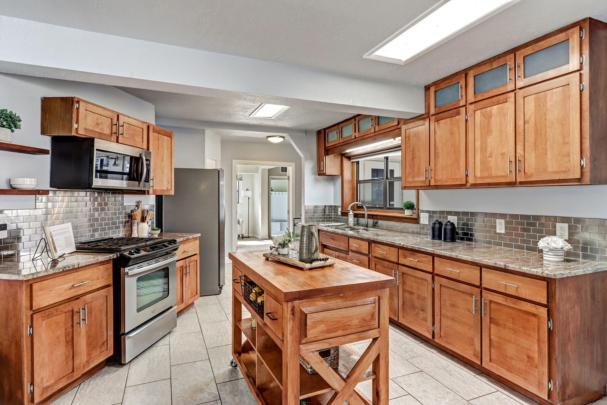 933 Avenida Estrellita NE