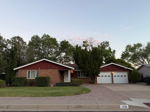 Photo of 7720 El Conde Avenue NE, Albuquerque, NM 87110 (MLS # 1106638)