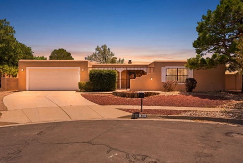 Homes For Sale - 1900 Circulo Del Monte<br/> Albuquerque, NM 87112
