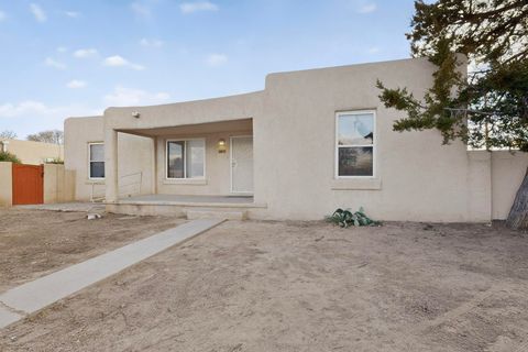 Photo of 1124 La Poblana Road NW, Albuquerque, NM 87107 (MLS # 1098281)