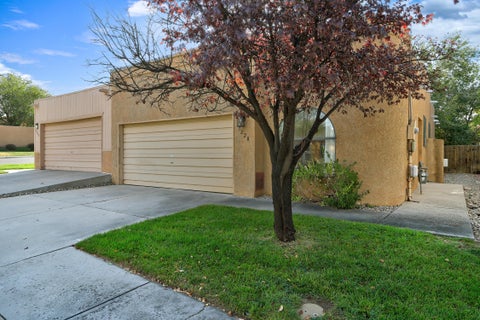 Photo of 7228 Canary Lane NE, Albuquerque, NM 87109 (MLS # 1112944)