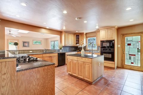 Photo of 1306 WASHINGTON Street NE, Albuquerque, NM 87110 (MLS # 1089772)