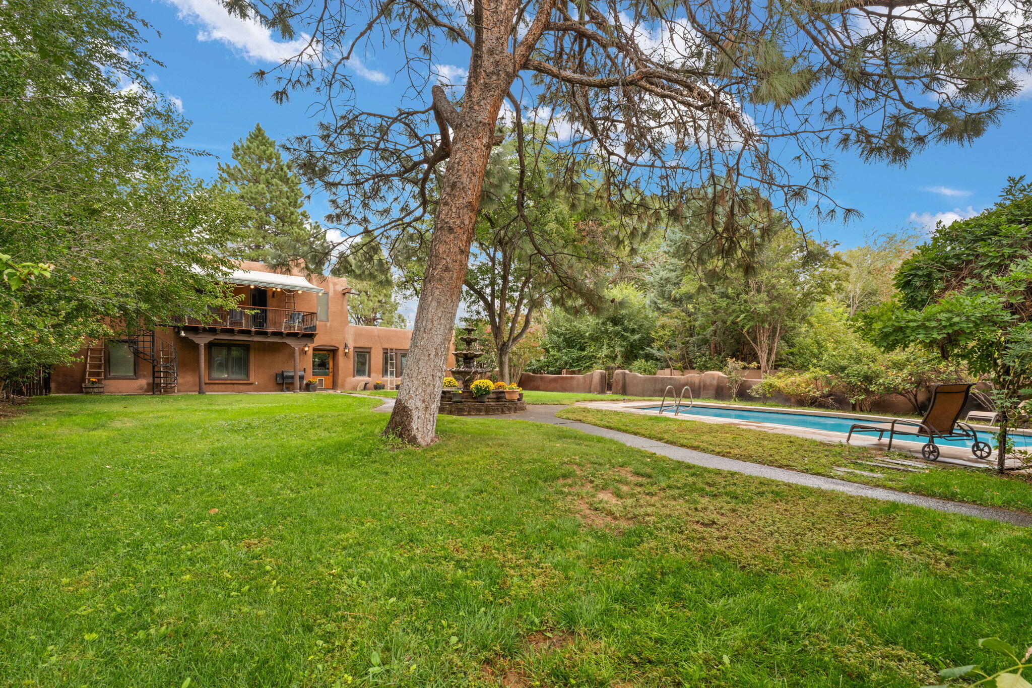 1504 N Lucyle Place NW