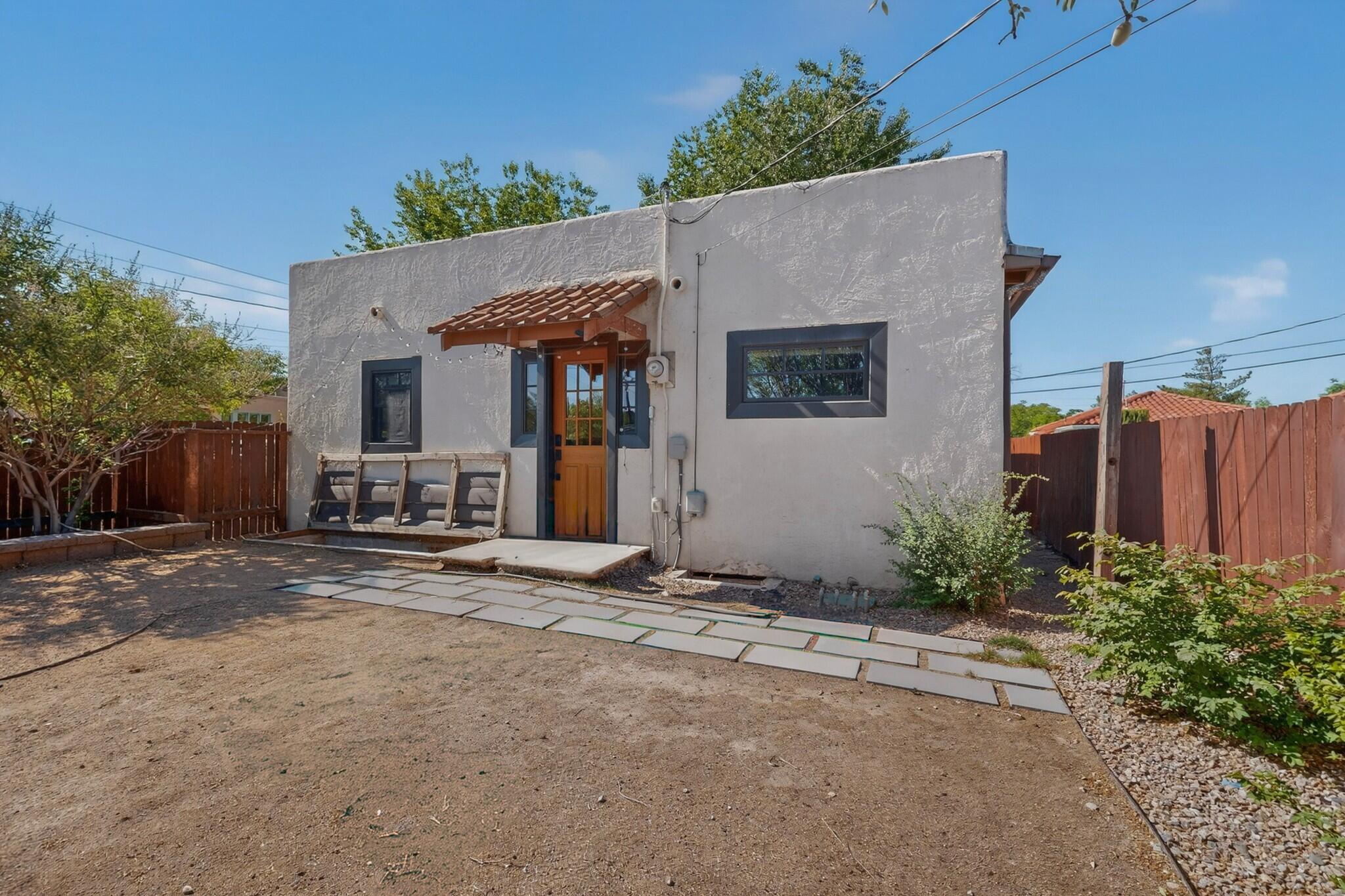 305 Mesa Street SE