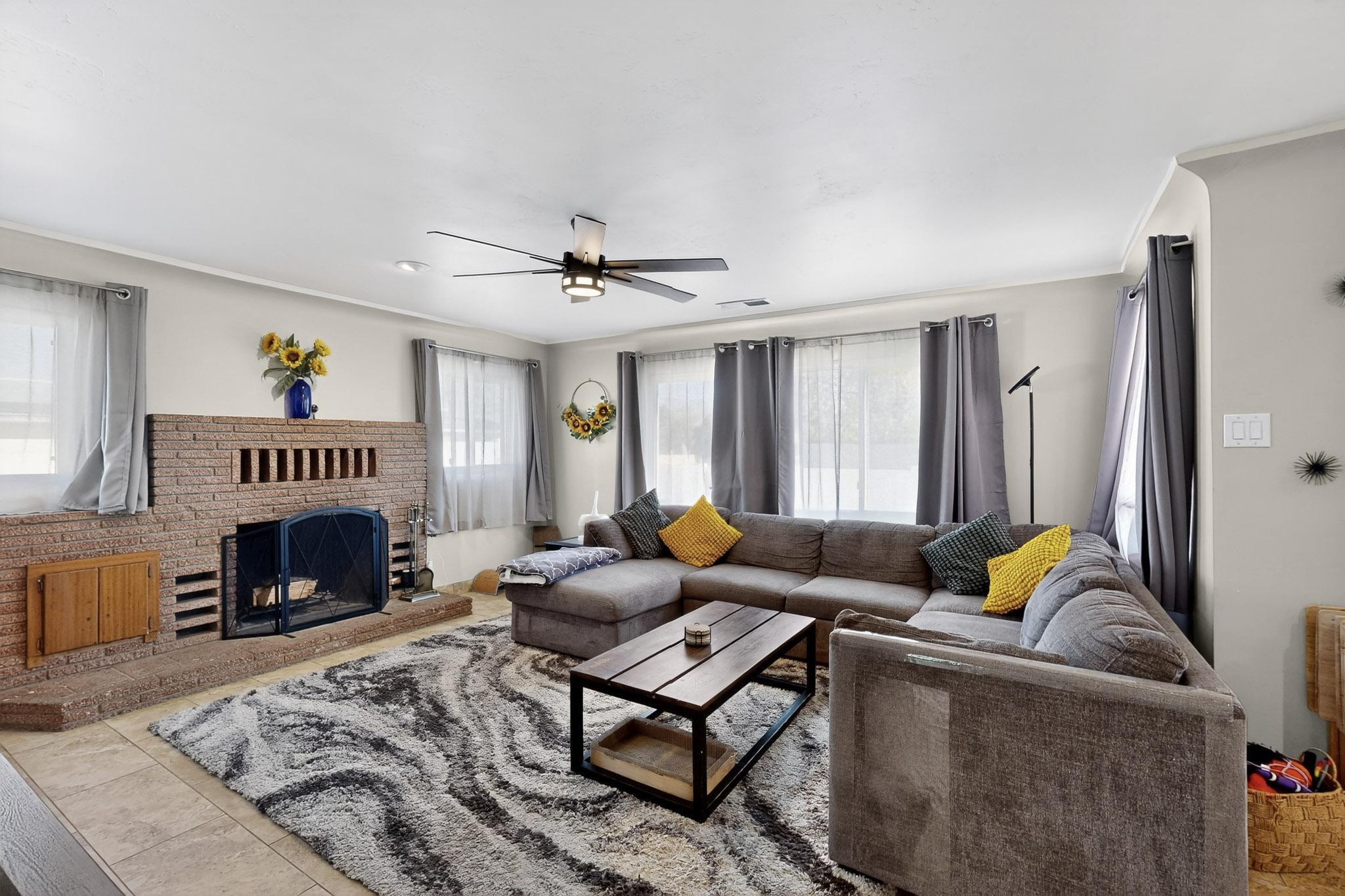 534 Muscatel Avenue NE