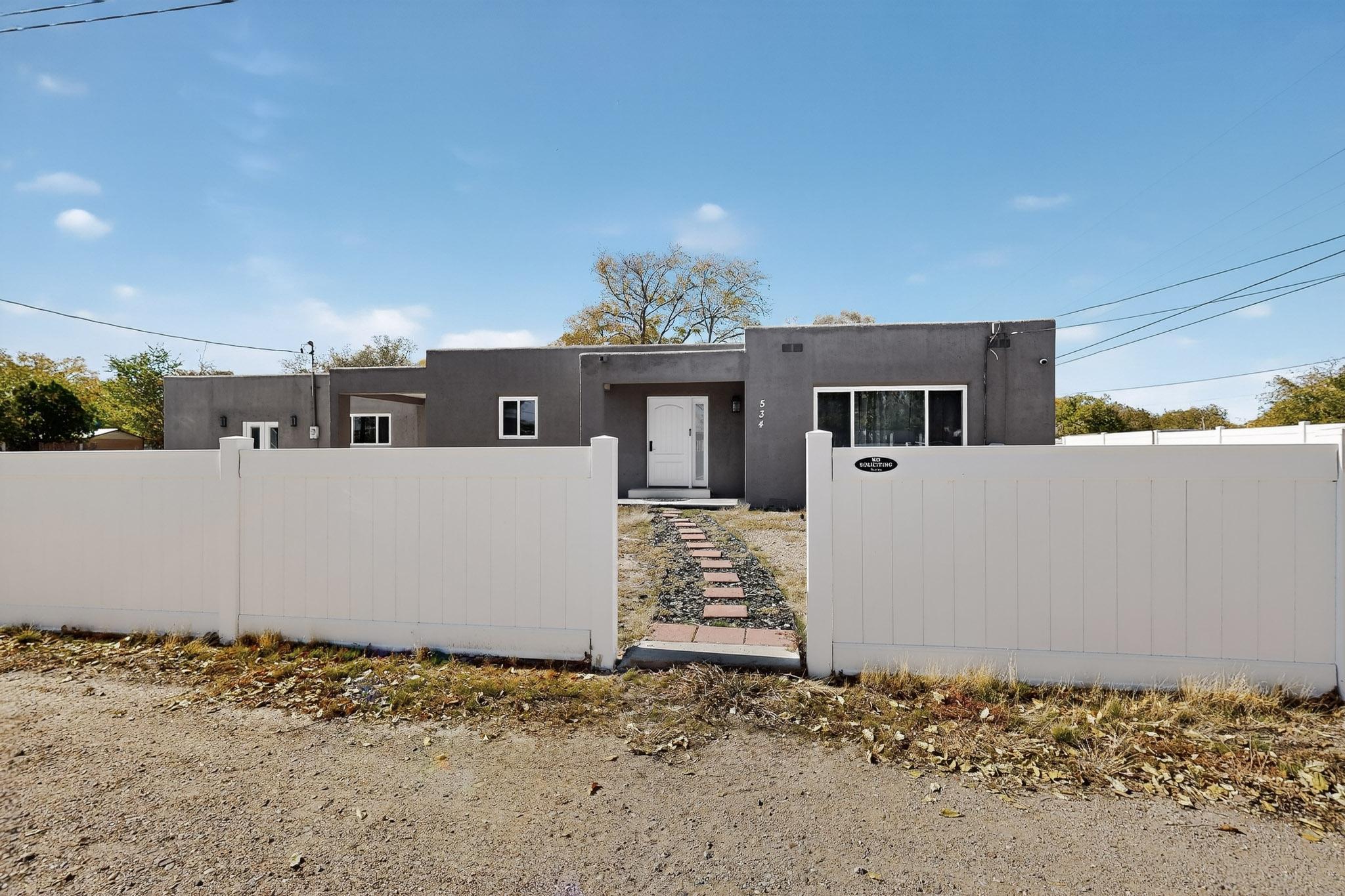 534 Muscatel Avenue NE