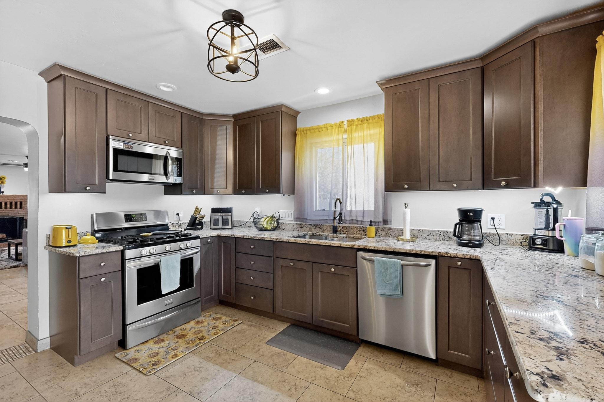 534 Muscatel Avenue NE