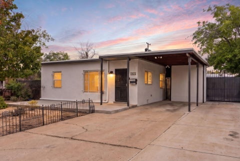 Photo of 2824 Quincy Street NE, Albuquerque, NM 87110 (MLS # 1112305)