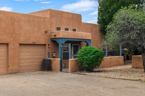 Photo of 1720 Violetas Road NW, Albuquerque, NM 87104 (MLS # 1112492)