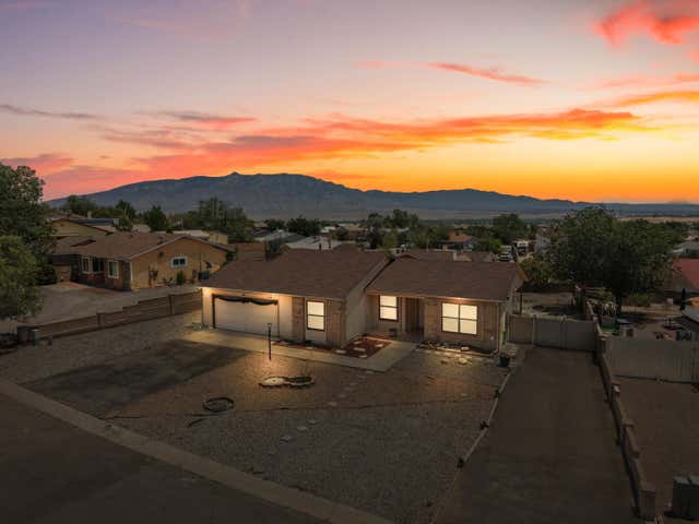 4522 Sunstone Way NE