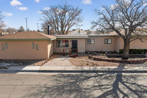Photo of 900 Arizona Street SE, Albuquerque, NM 87108 (MLS # 1097719)