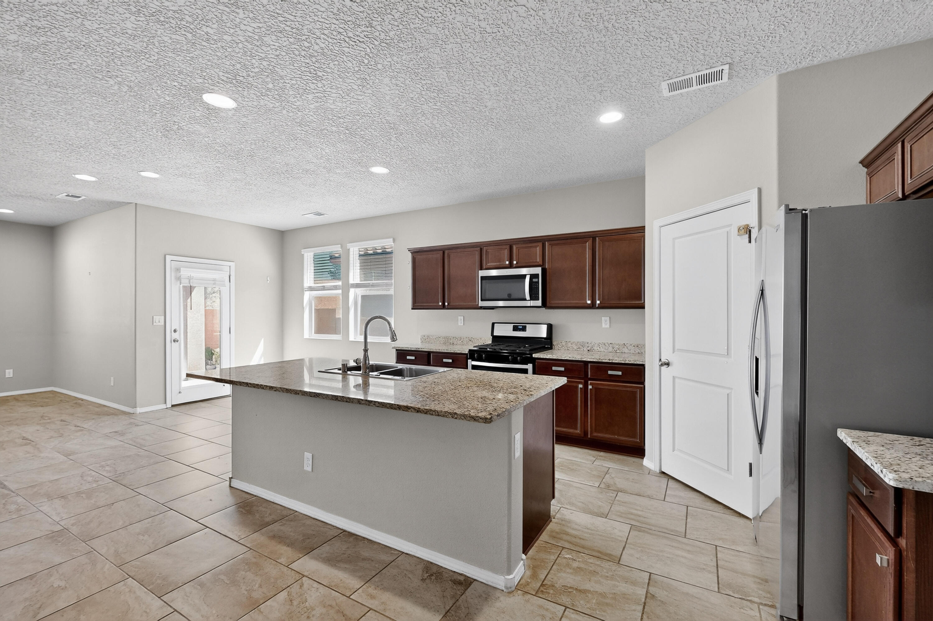 4141 Skyline Loop NE