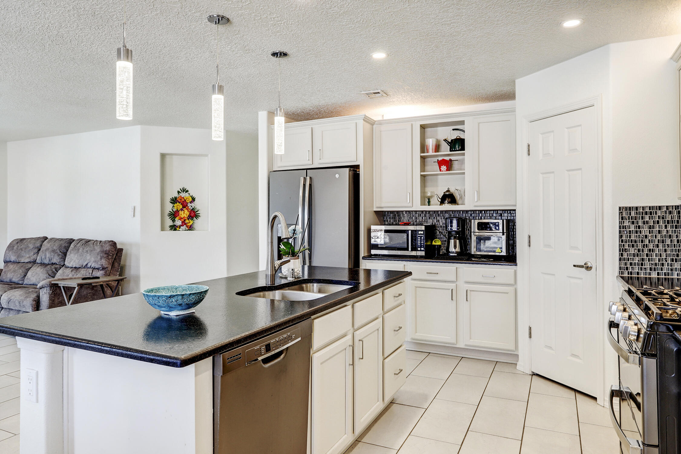 Rio Rancho, New Mexico 87124, United States, 6 Bedrooms Bedrooms, ,4 BathroomsBathrooms,Residential,Active,180740