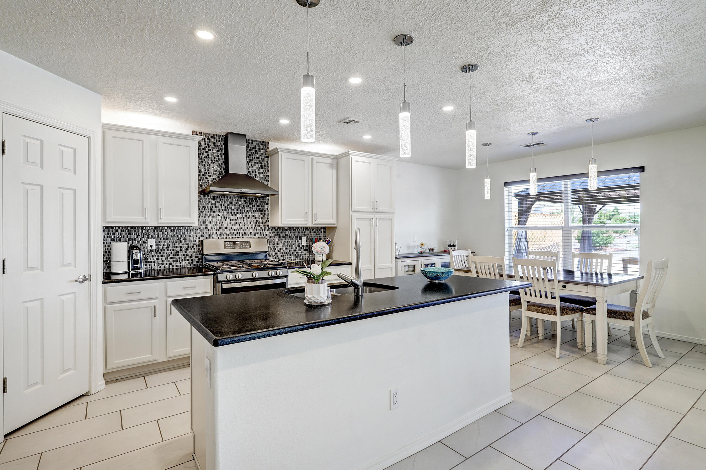 Rio Rancho, New Mexico 87124, United States, 6 Bedrooms Bedrooms, ,4 BathroomsBathrooms,Residential,Active,180740