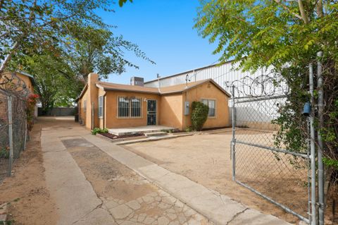 Photo of 2405 Commercial Street NE, Albuquerque, NM 87102 (MLS # 1093582)
