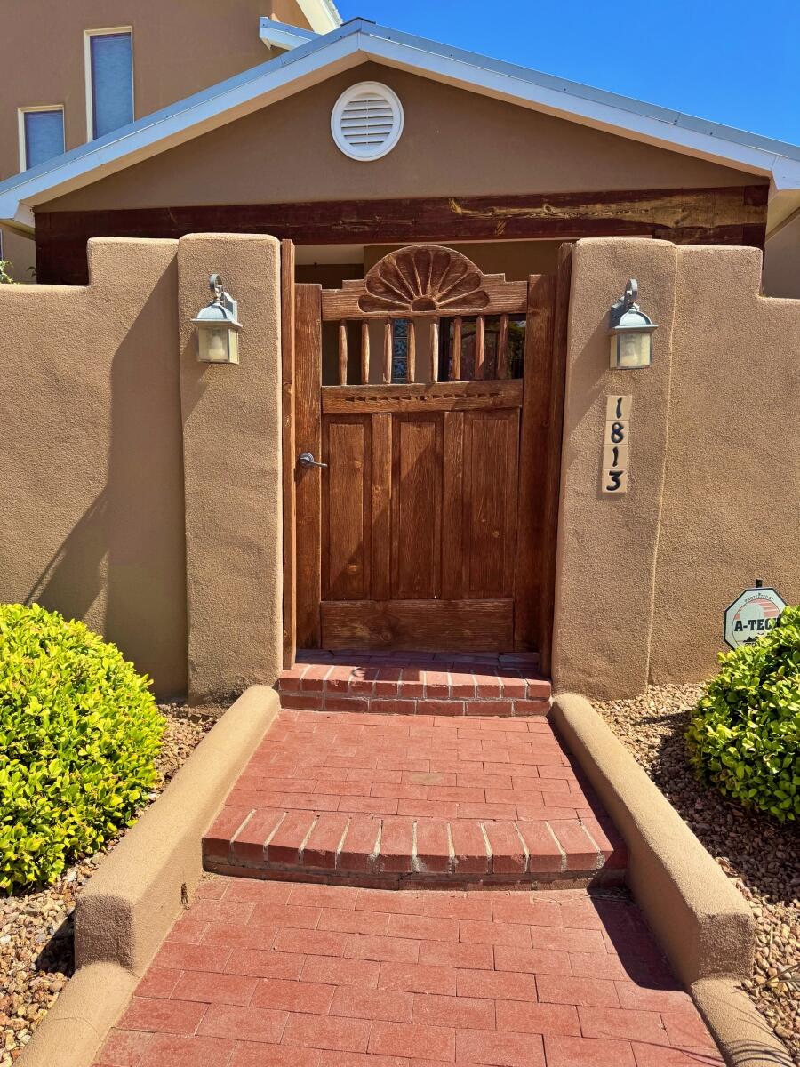 1813 Calle Barbarita NW