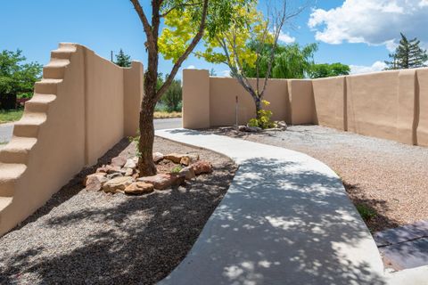 Photo of 993 Calle Katarina, Santa Fe, NM 87505 (MLS # 1088372)