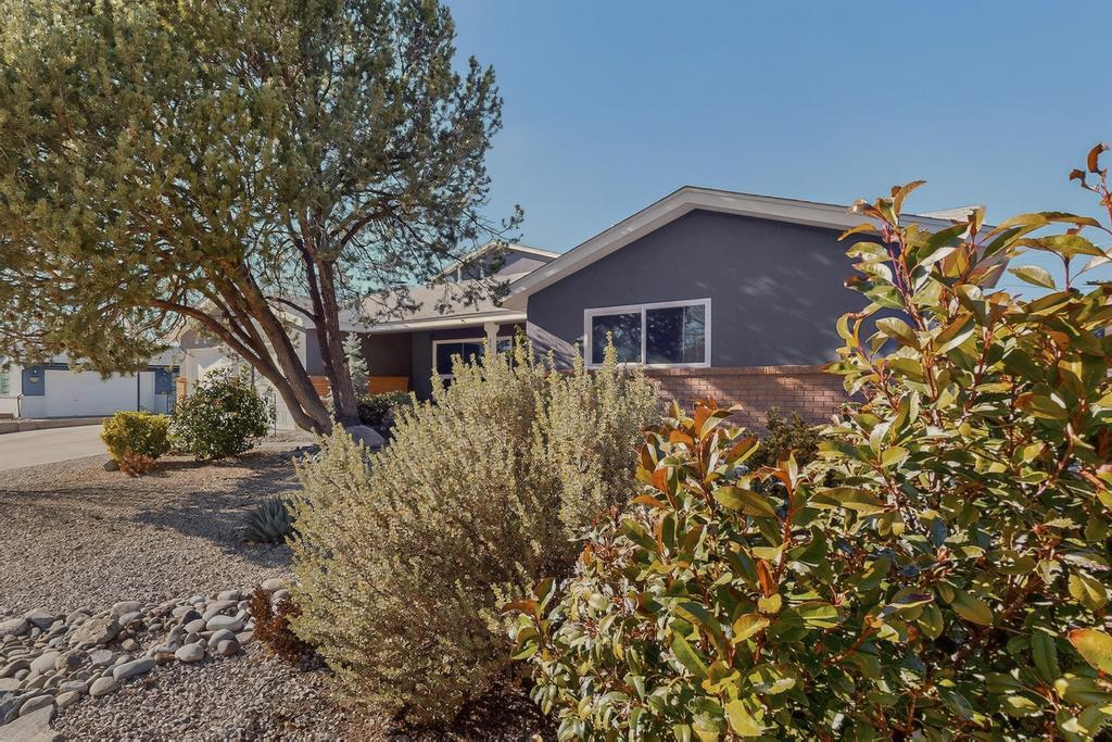 8909 La Barranca Avenue NE