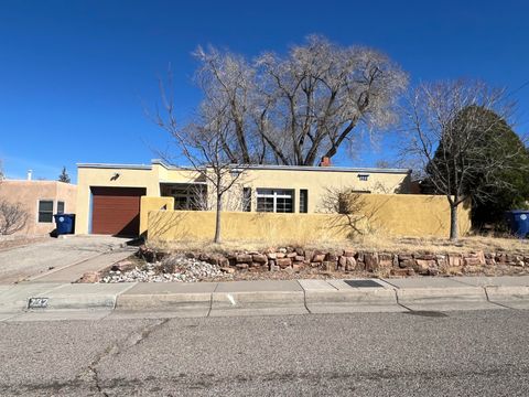 Photo of 732 Loma Vista Drive NE, Albuquerque, NM 87106 (MLS # 1099435)