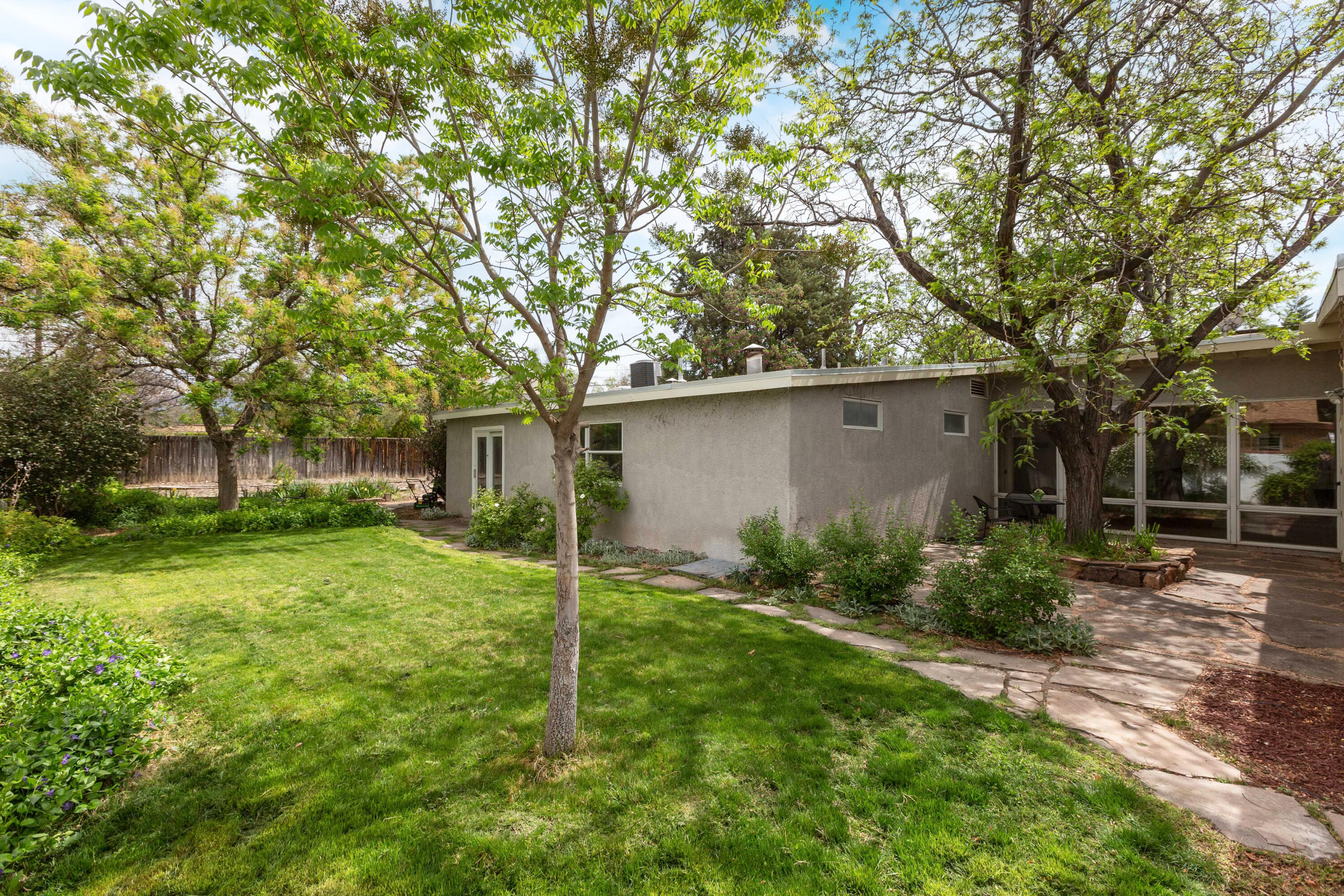 3813 La Hacienda Drive NE