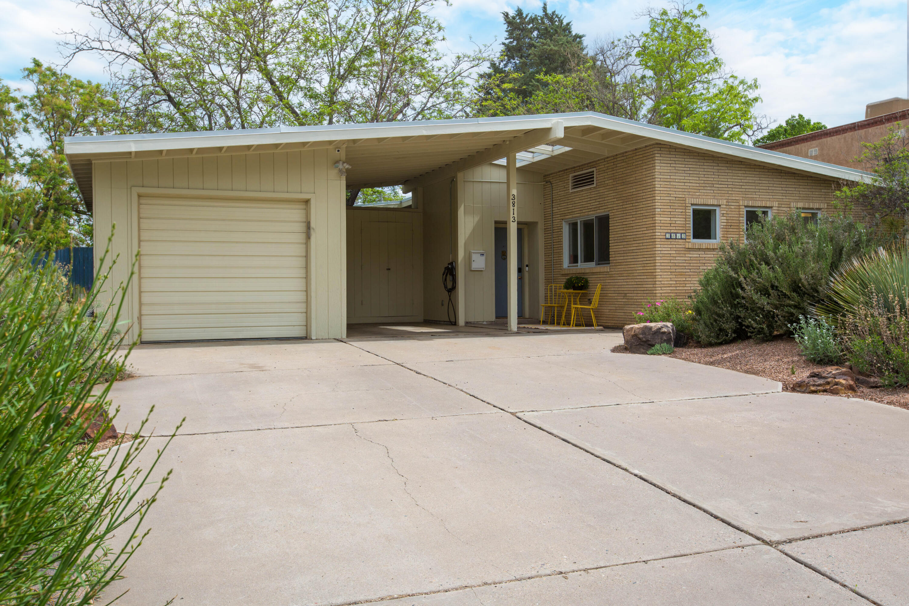 3813 La Hacienda Drive NE