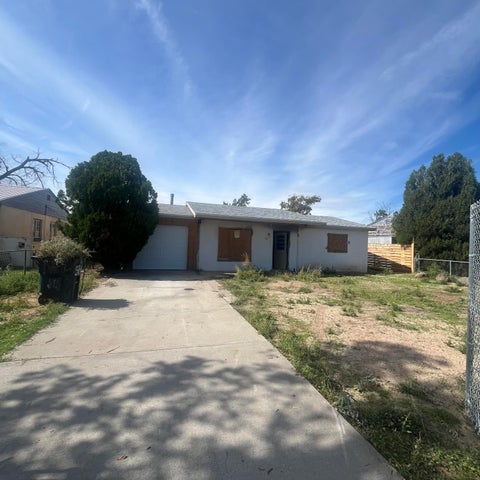 Photo of 629 Ortiz Drive SE, Albuquerque, NM 87108 (MLS # 1112675)