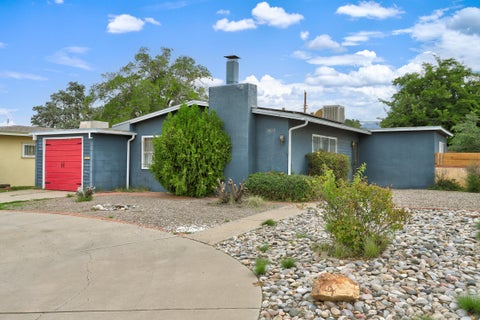 Photo of 1412 Alvarado Drive NE, Albuquerque, NM 87110 (MLS # 1111759)