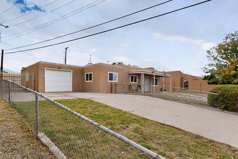 Photo of 3010 General Chennault St NE, Albuquerque, NM 87111 (MLS # 1093111)