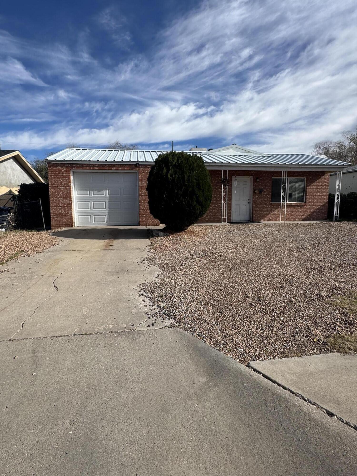 220 Espejo Street NE