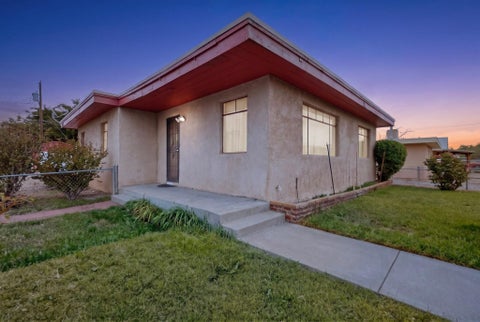 Photo of 212 Vermont Street SE, Albuquerque, NM 87108 (MLS # 1112785)