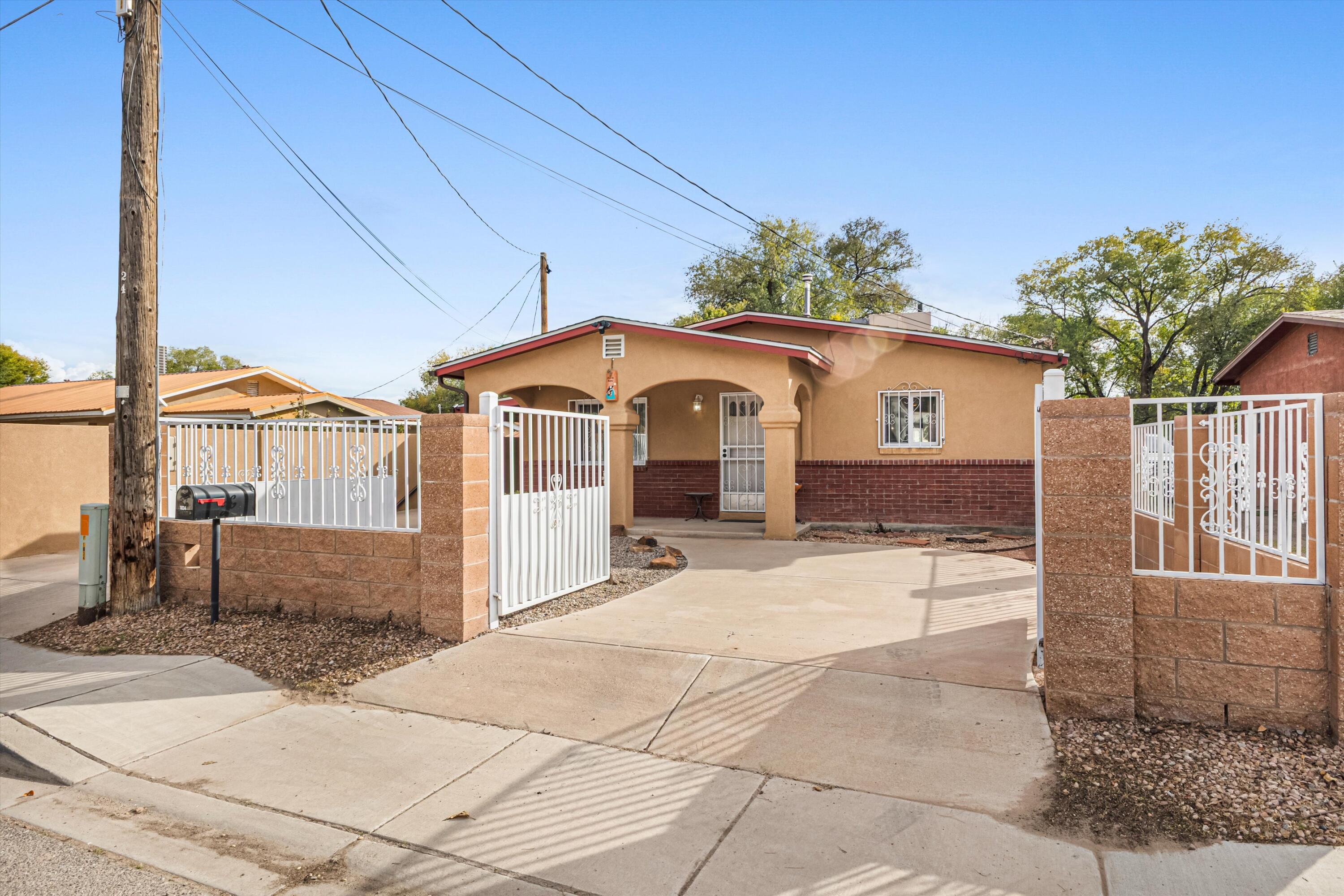 1834 Sunset Gardens Road SW