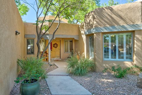 Photo of 2916 Calle De Alamo NW, Albuquerque, NM 87104 (MLS # 1096071)