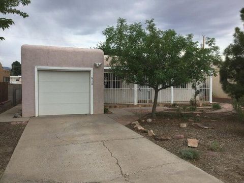 Photo of 612 W Monroe Street SE, Albuquerque, NM 87108 (MLS # 1096059)