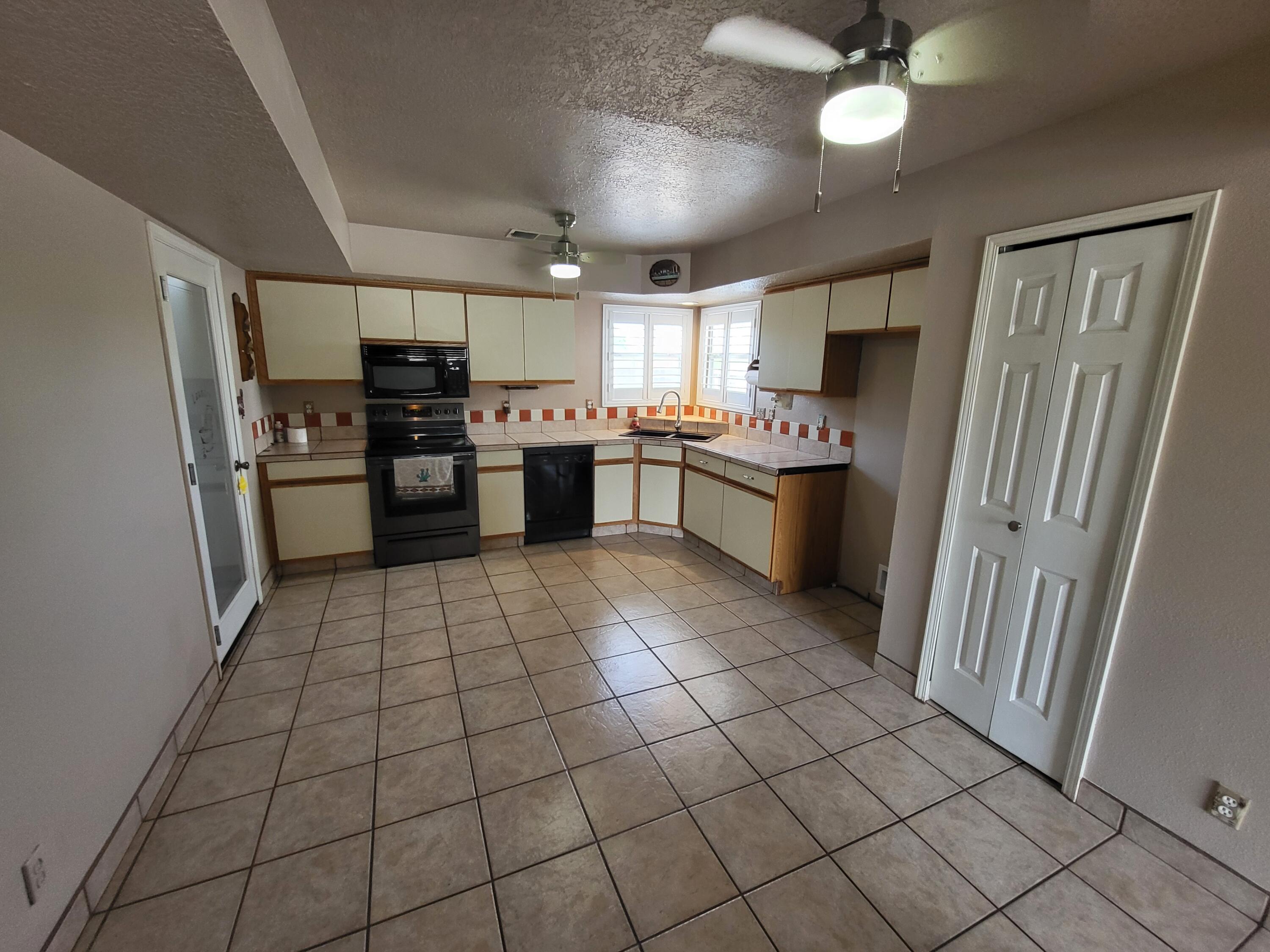 1713 Blueberry Drive, Rio Rancho, New Mexico image 8