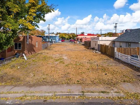 Photo of 1005 Iron Avenue SW, Albuquerque, NM 87102 (MLS # 1094622)