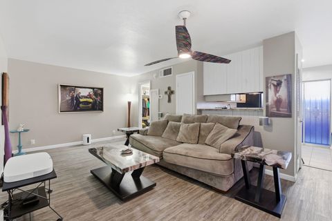 Photo of 1601 Pennsylvania Street NE #U21, Albuquerque, NM 87110 (MLS # 1096914)