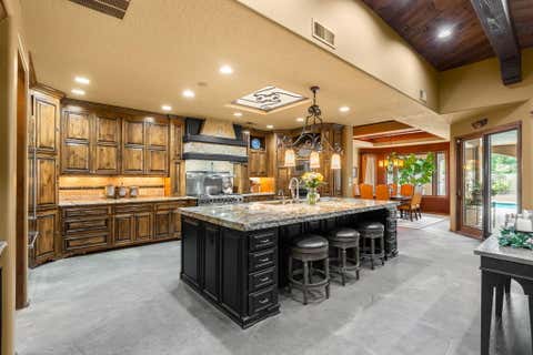 Homes For Sale - 10040 Los Cansados Road<br/> Albuquerque, NM 87114