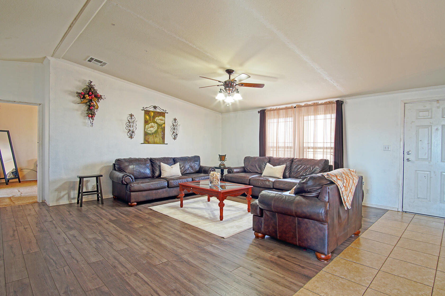 570 Meadowlake Road, Los Lunas, New Mexico image 2