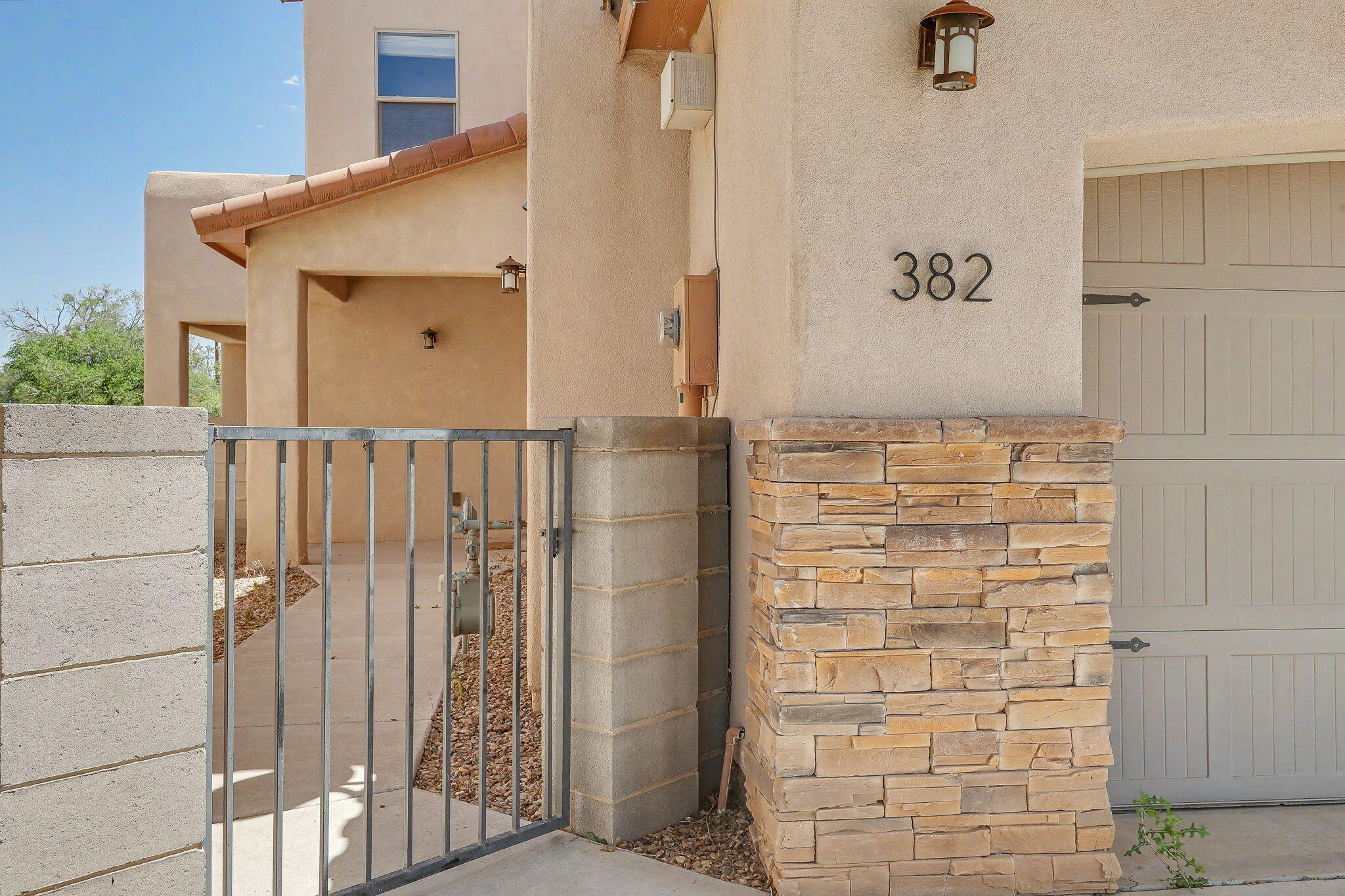 382 Coronado Lane NE