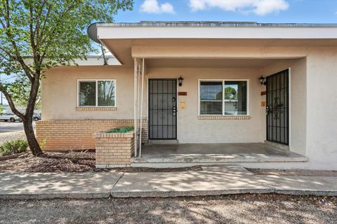 Photo of 1821 Alvarado Drive NE, Albuquerque, NM 87110 (MLS # 1092375)