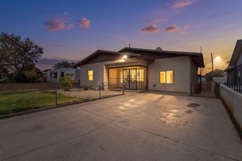 Homes For Sale - 1701 Wilmoore Drive<br/> Albuquerque, NM 87106