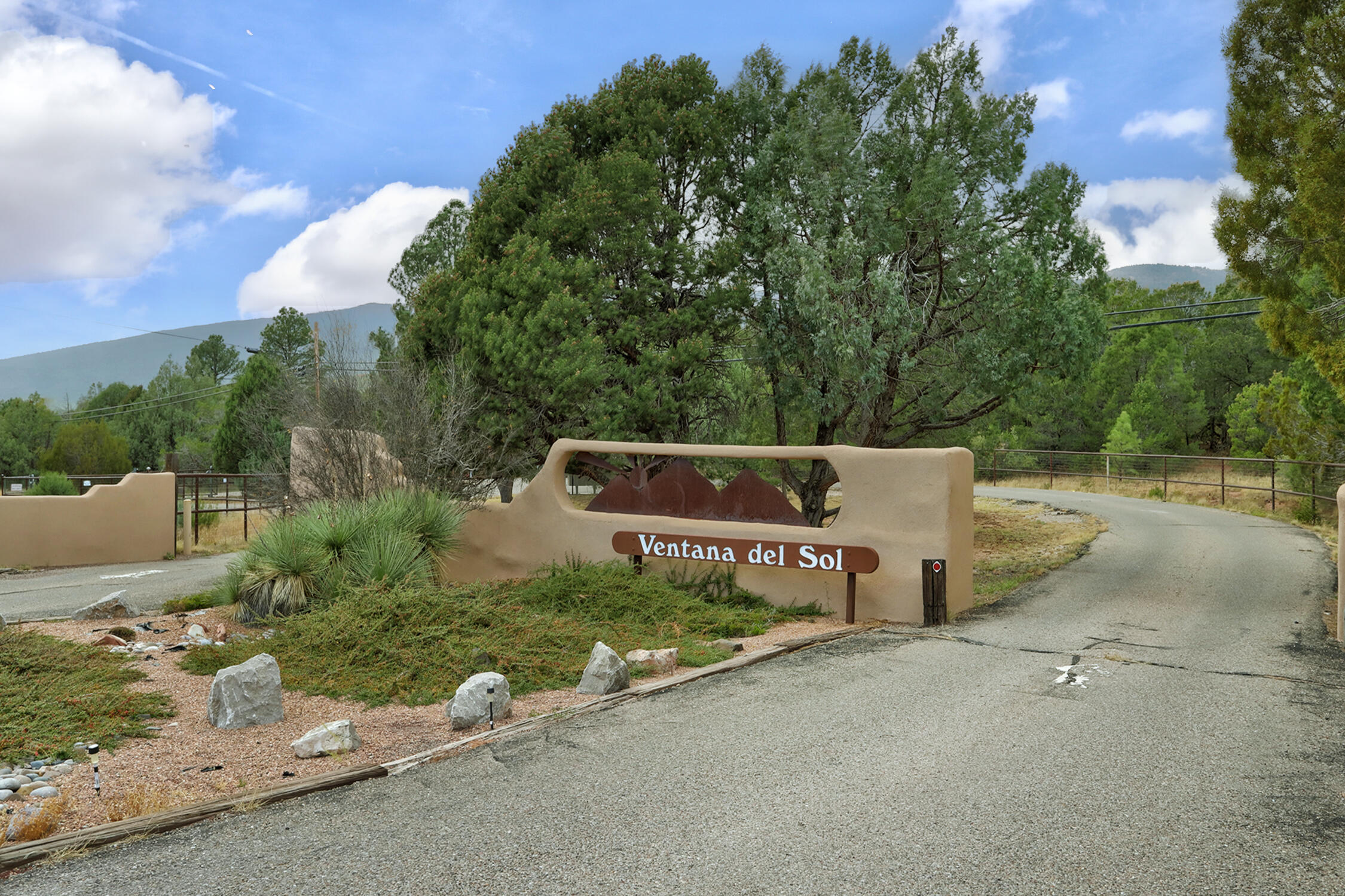 16 Avenida Del Sol, Cedar Crest, New Mexico image 3