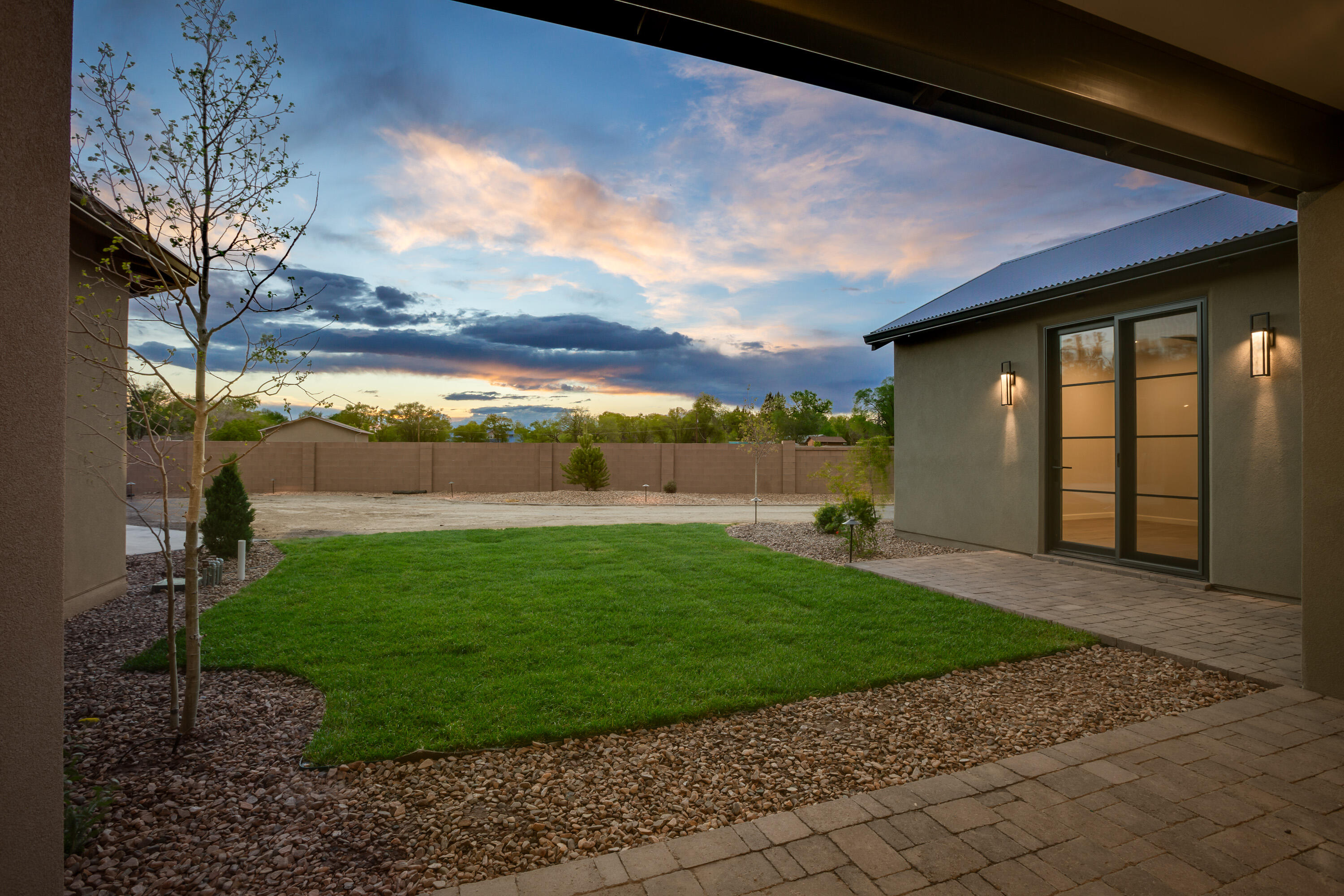 1016 GUADALUPE VILLA NW