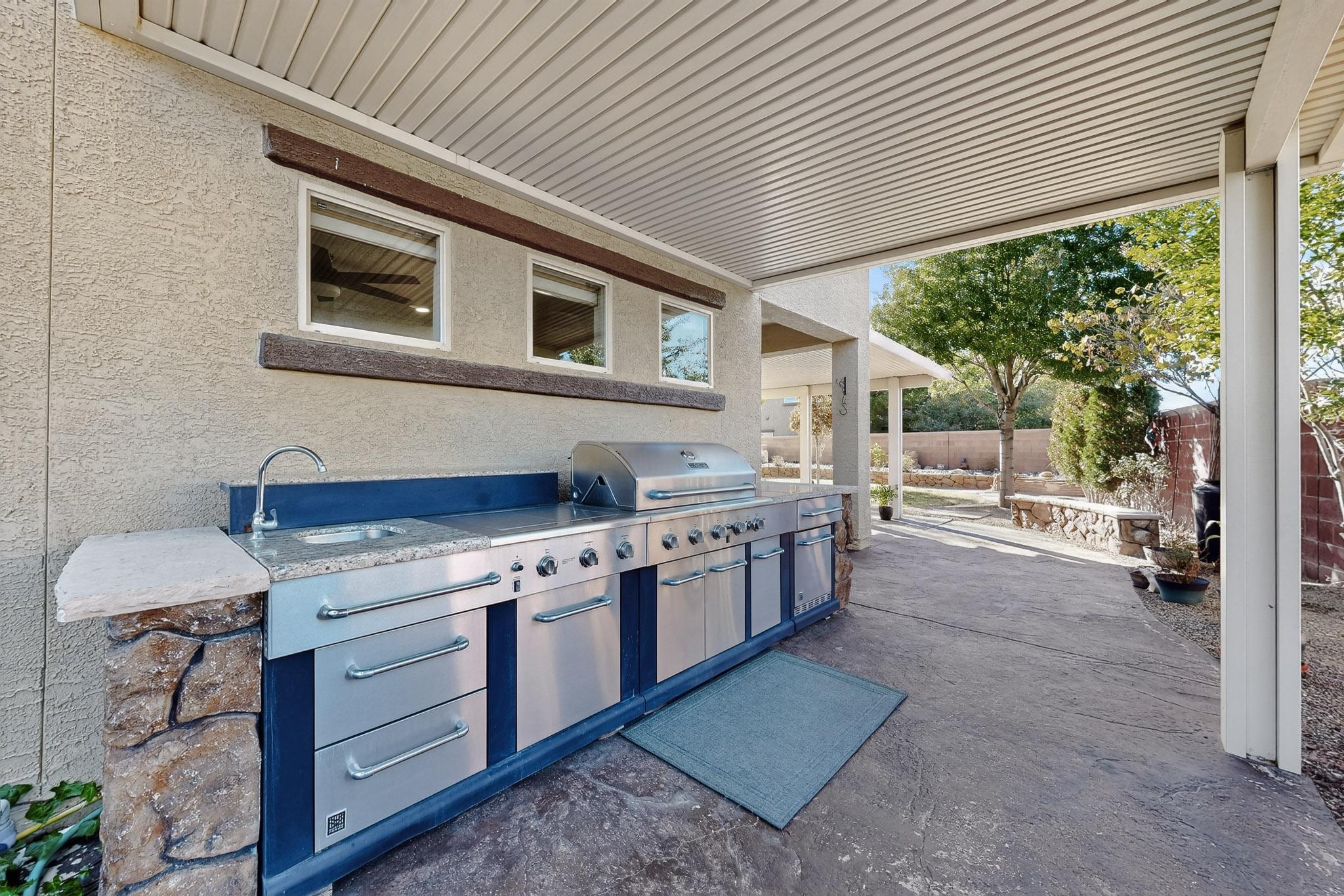 123 Las Medanales Court NE