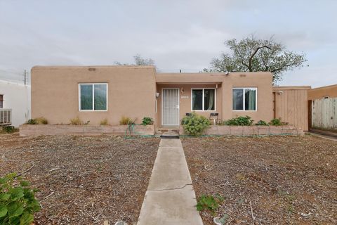 Photo of 2120 Alvarado Drive NE, Albuquerque, NM 87110 (MLS # 1103788)